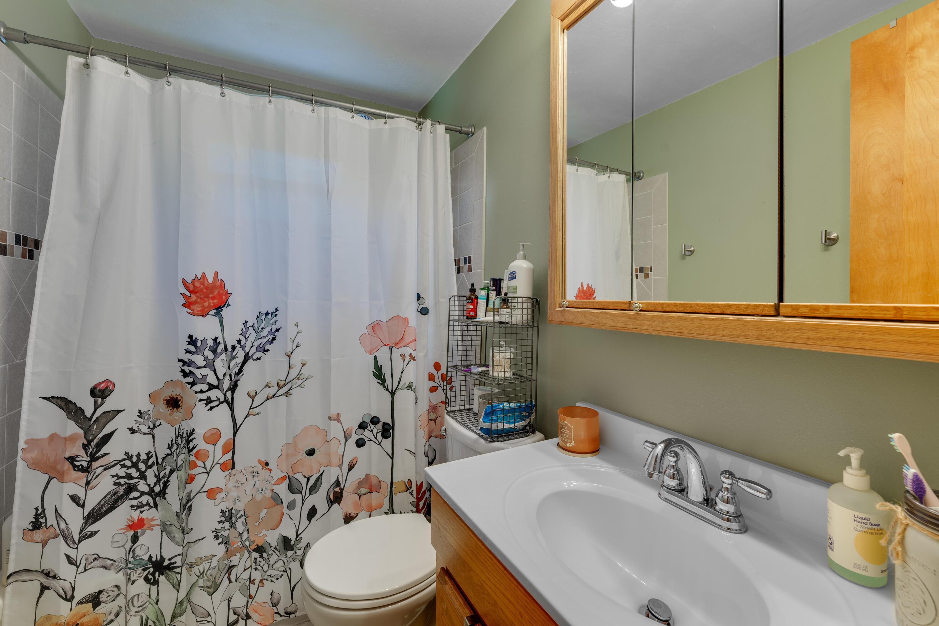1099 Roche Court Columbus, OH 43229 - Photo 22 of 24 Bathroom 2