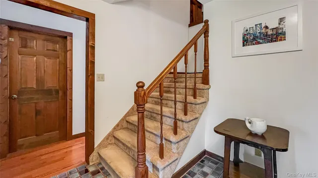 a view of entryway with a workspace