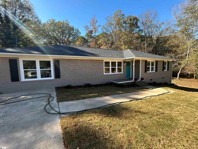 $299,900 | 226 Lakewood Drive, Clinton, SC 29325