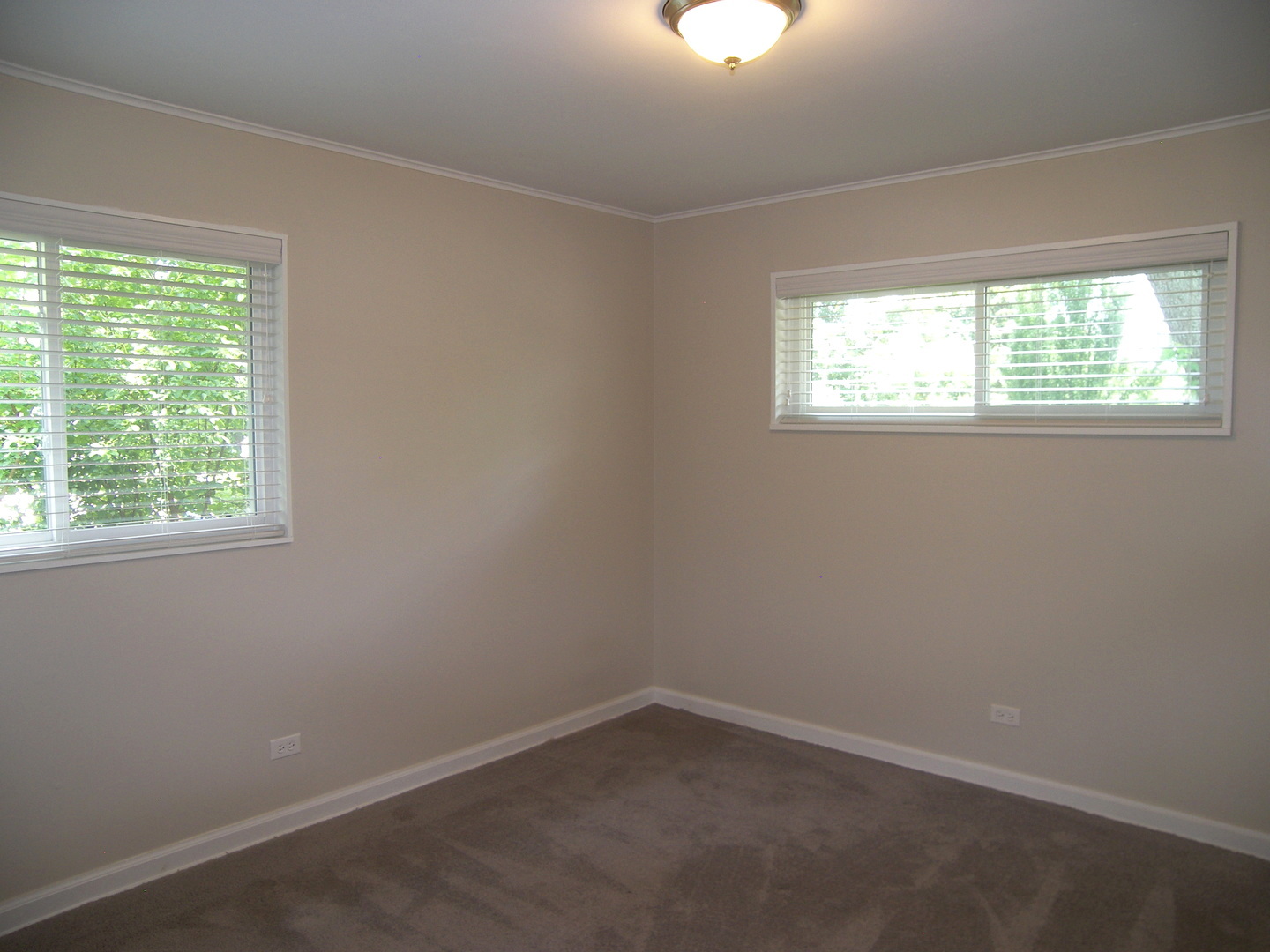 8 Crescent Road Lake Zurich, IL 60047 - Photo 12 of 17 an empty room with a window
