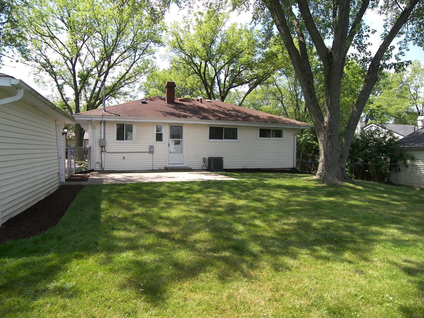 8 Crescent Road Lake Zurich, IL 60047 - Photo 17 of 17 a view of a house with a garden