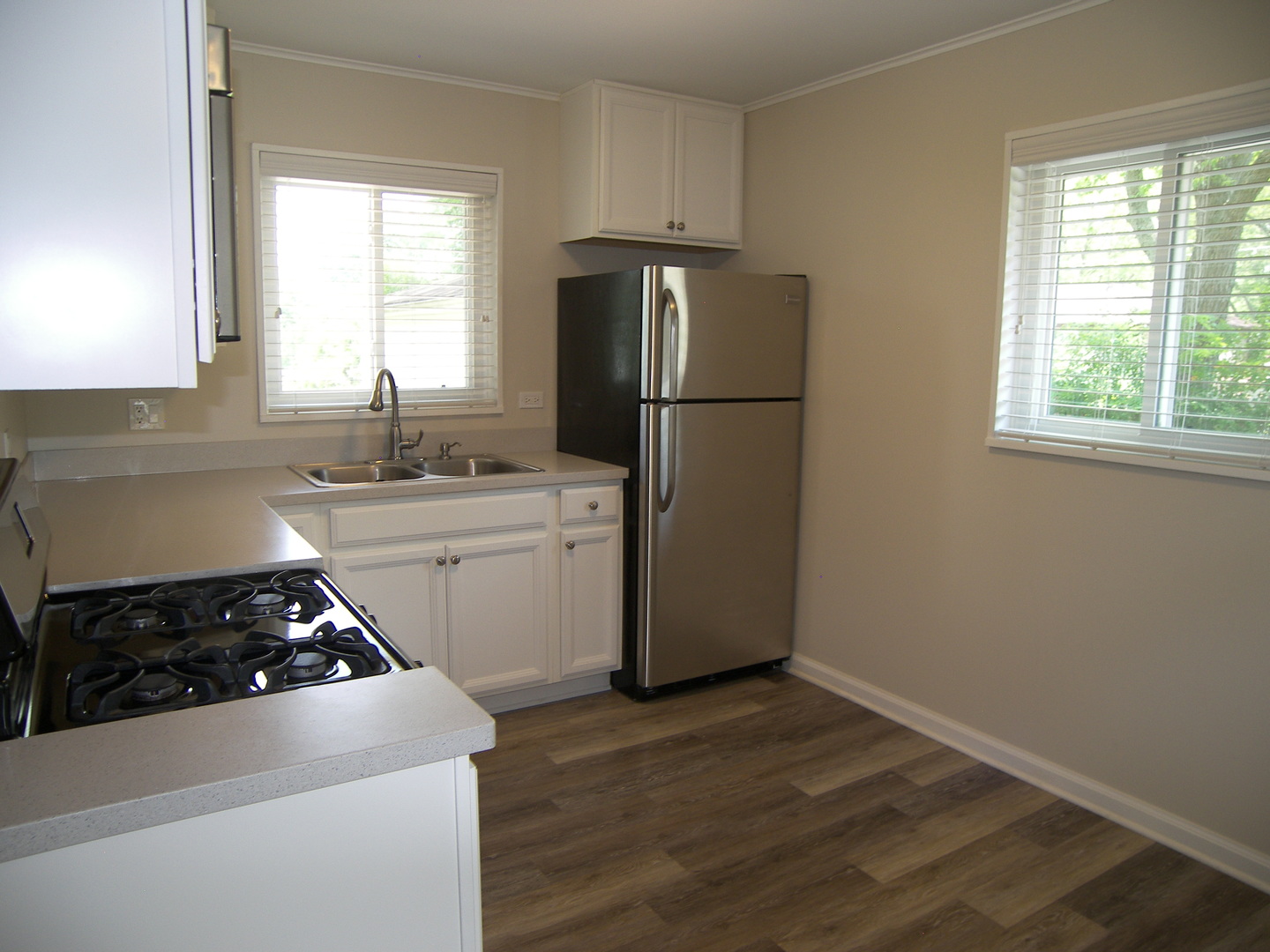 8 Crescent Road Lake Zurich, IL 60047 - Photo 7 of 17 a kitchen with a stove a refrigerator and a sink