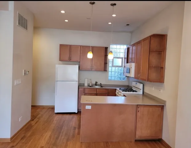 $1,400 | 2350 West Grand Avenue, Unit 3R, Chicago, IL 60612