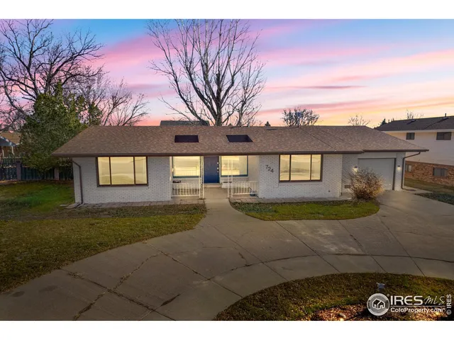 a view of a yard in front of a house