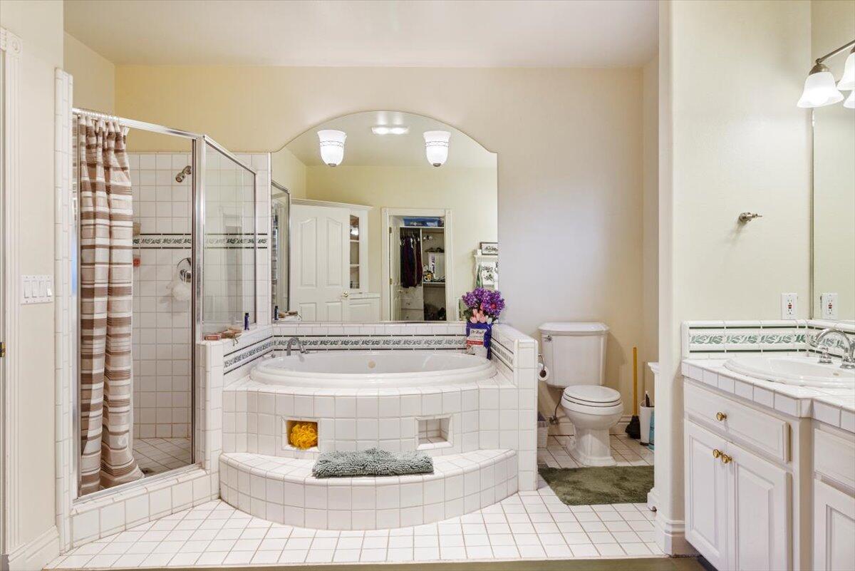811 Carpenter Hill Road Medford, OR 97501 - Photo 23 of 53 Downstairs Primary Bath