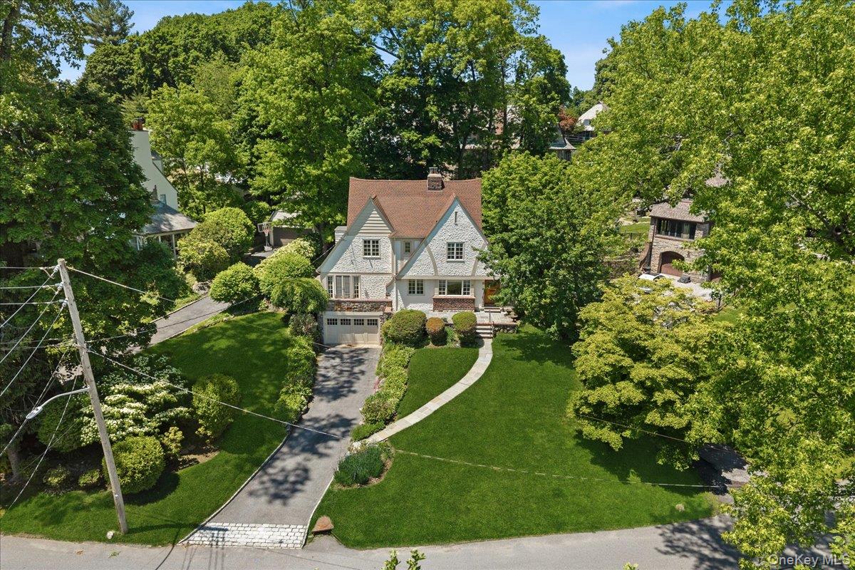 311 Lyncroft Road New Rochelle, NY 10804 - Photo 31 of 39 an aerial view of a house
