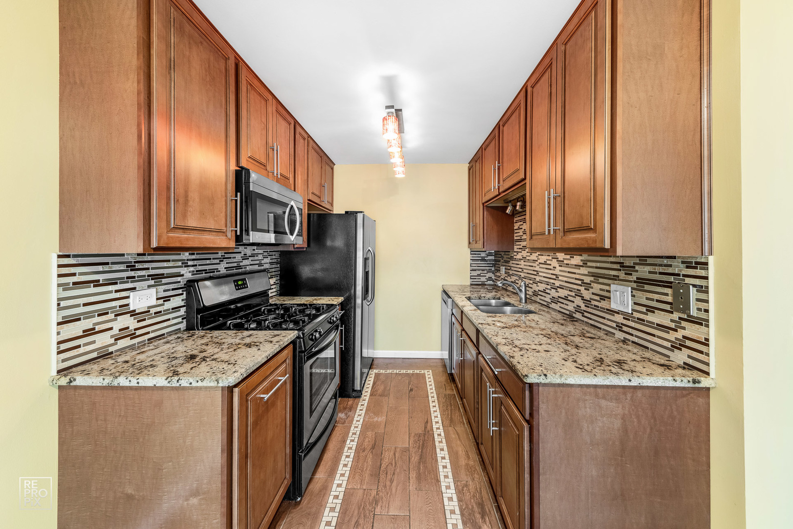 636 Forum Drive Roselle, IL 60172 - Photo 2 of 10