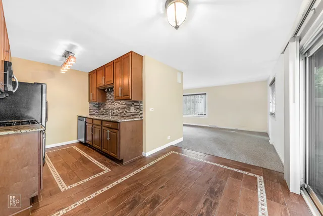 $1,895 | 636 Forum Drive, Roselle, IL 60172