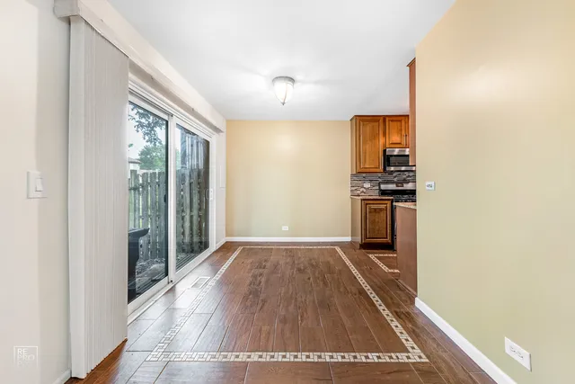 $1,895 | 636 Forum Drive, Roselle, IL 60172