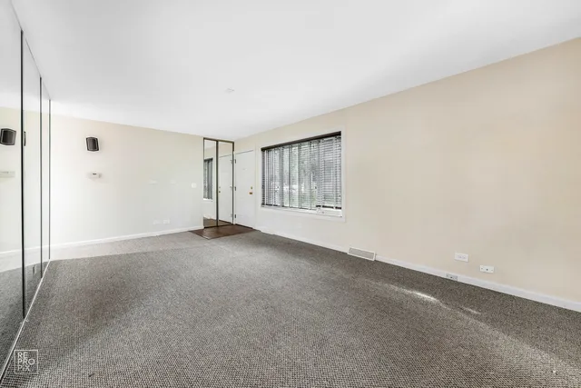 $1,895 | 636 Forum Drive, Roselle, IL 60172