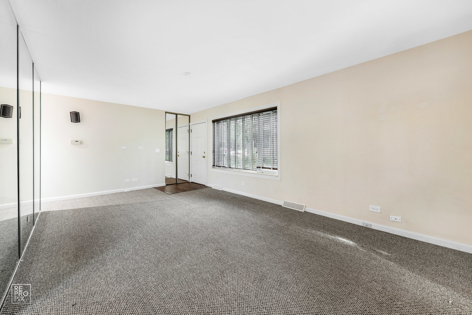 636 Forum Drive Roselle, IL 60172 - Photo 5 of 10