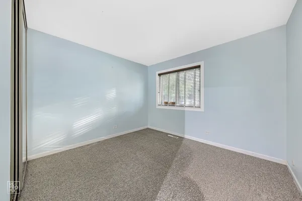 $1,895 | 636 Forum Drive, Roselle, IL 60172