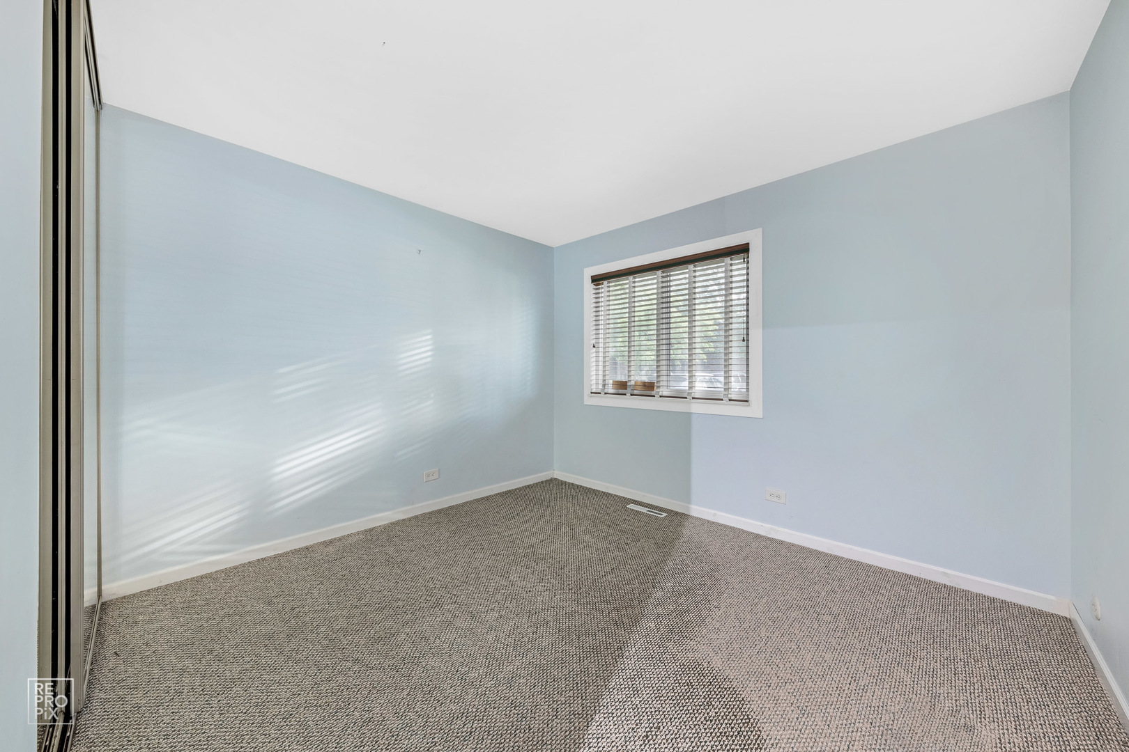 636 Forum Drive Roselle, IL 60172 - Photo 8 of 10