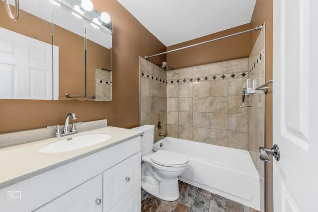 $1,895 | 636 Forum Drive, Roselle, IL 60172