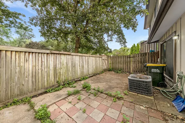 $1,895 | 636 Forum Drive, Roselle, IL 60172