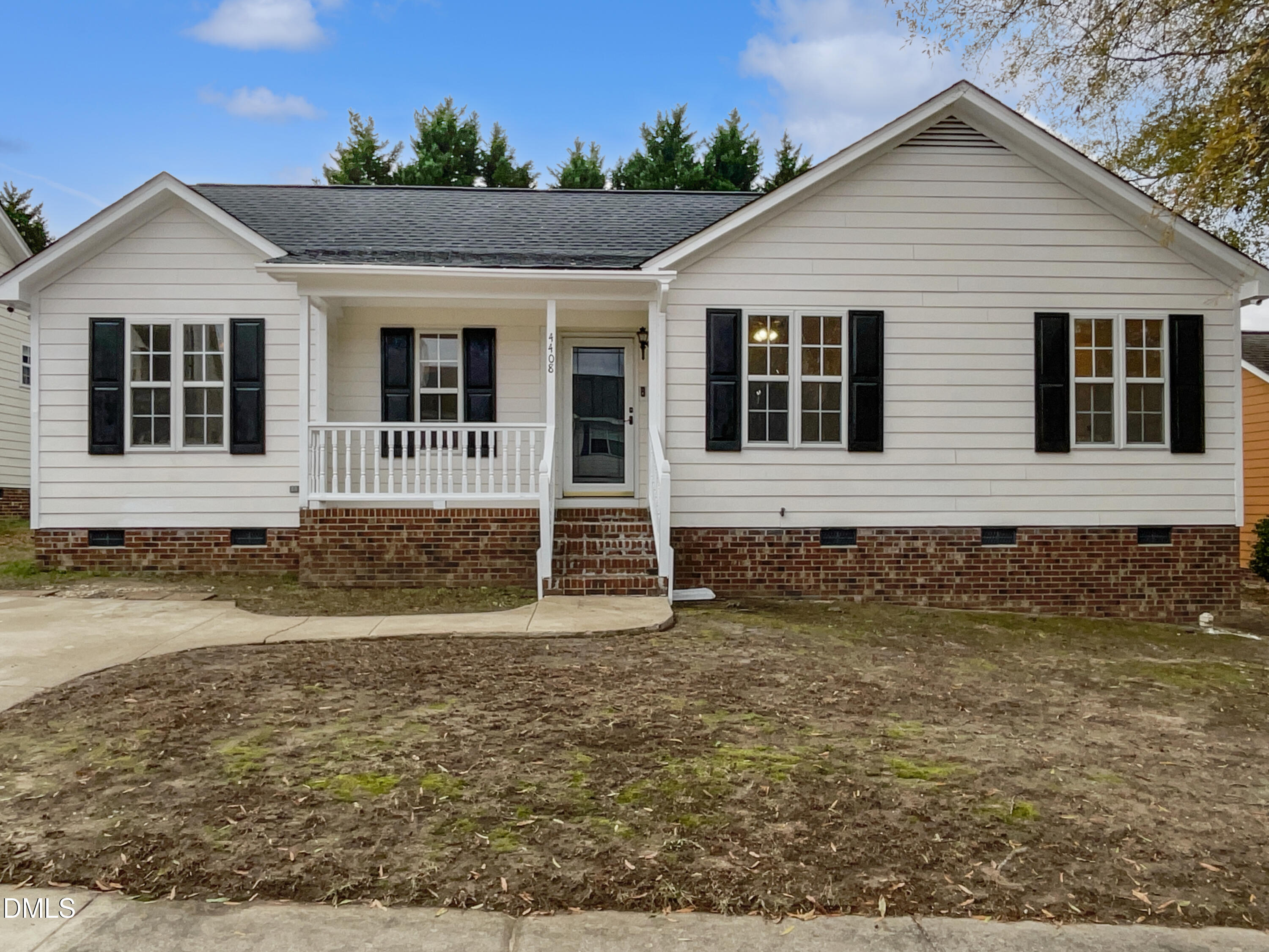 a view of a house with a yard