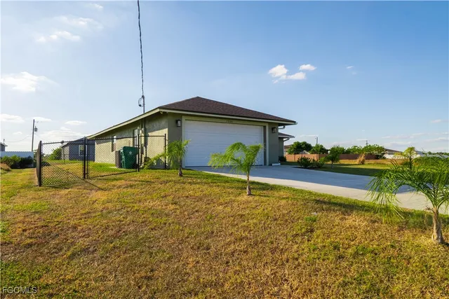 a house view with swimming pool