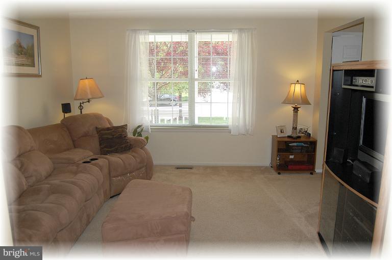 829 Sunny Chapel Road Odenton, MD 21113 - Photo 25 of 30 Living Room