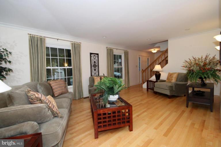 9213 Rockefeller Lane Springfield, VA 22153 - Photo 23 of 30 Living Room