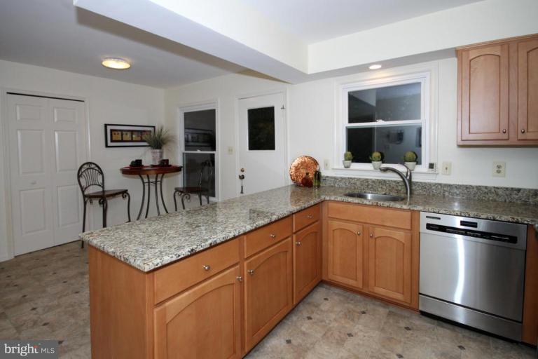 9213 Rockefeller Lane Springfield, VA 22153 - Photo 4 of 30 Kitchen #3