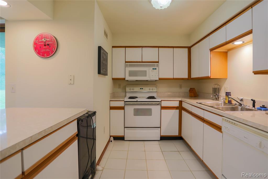 810 Box Canyon Court Rochester Hills, MI 48309 - Photo 47 of 53