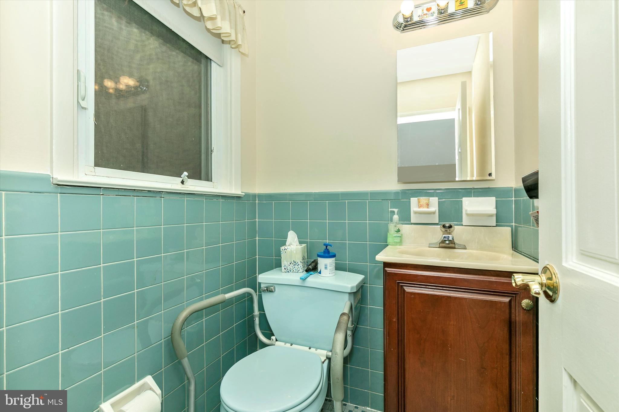 590 Brookwood Road Wayne, PA 19087 - Photo 30 of 81 En Suite Bathroom