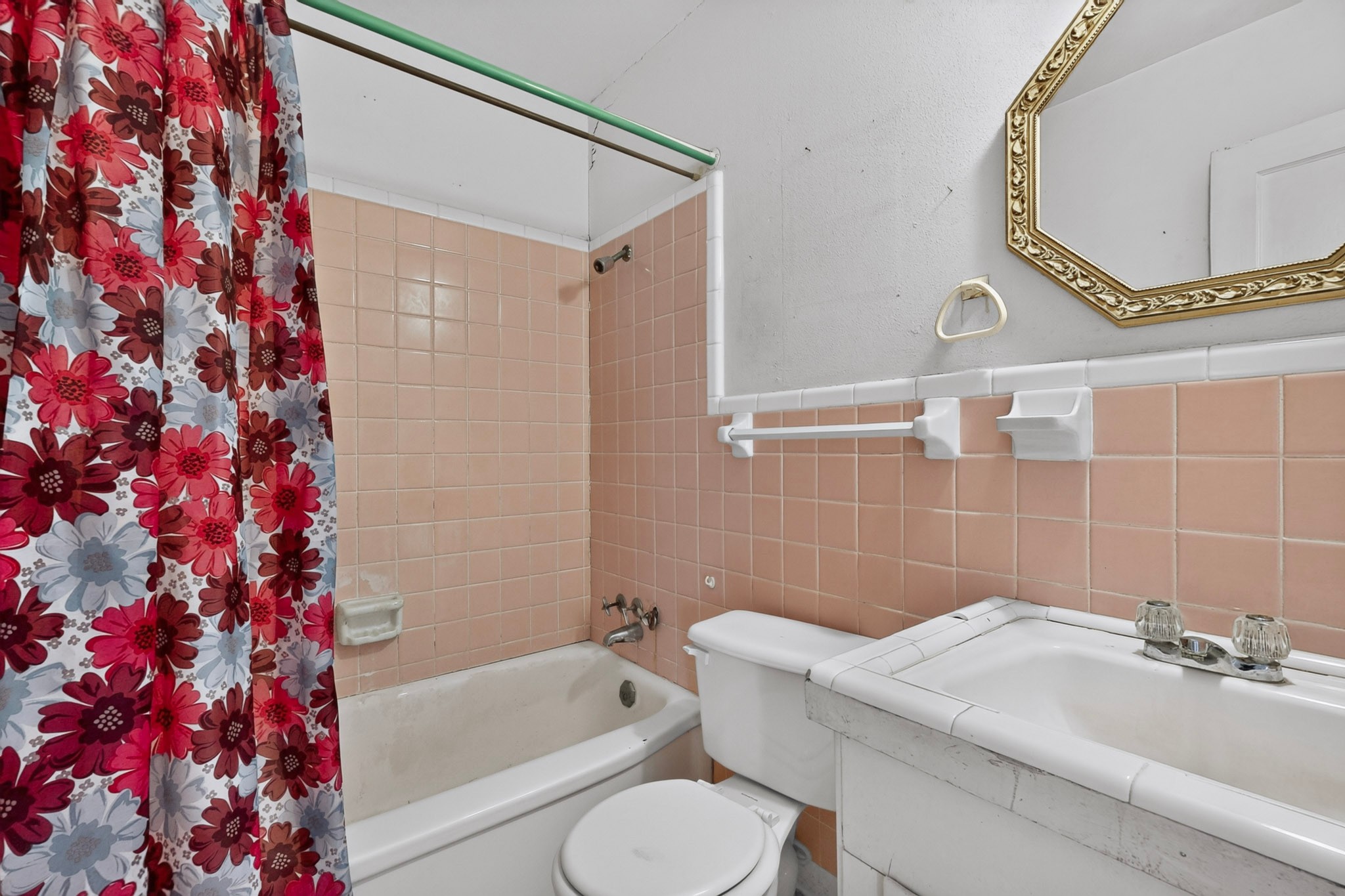 4703 Leslie Avenue Austin, TX 78721 - Photo 15 of 34 Functional full bathroom featuring classic tiled walls and a complete bathing setup.