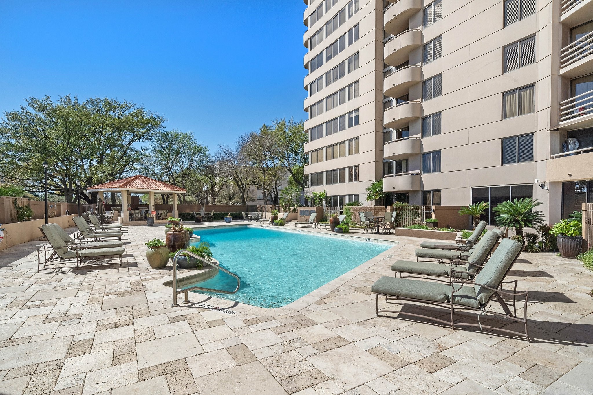 3525 Sage Road, Unit 613 Houston, TX 77056 - Photo 21 of 21 a view of a building with garden and sitting area