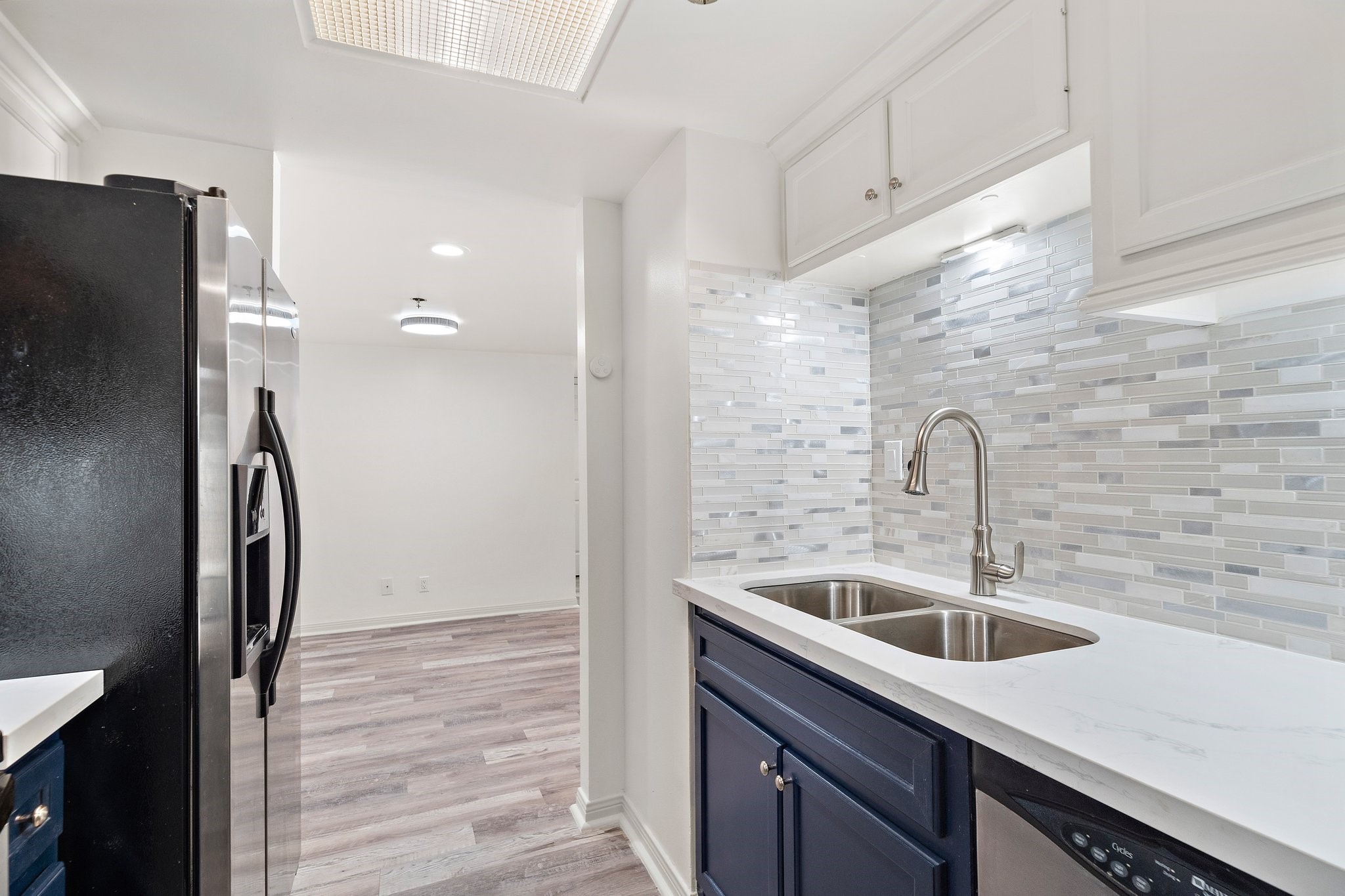 3525 Sage Road, Unit 613 Houston, TX 77056 - Photo 10 of 21 a kitchen with stainless steel appliances kitchen island a sink refrigerator and microwave