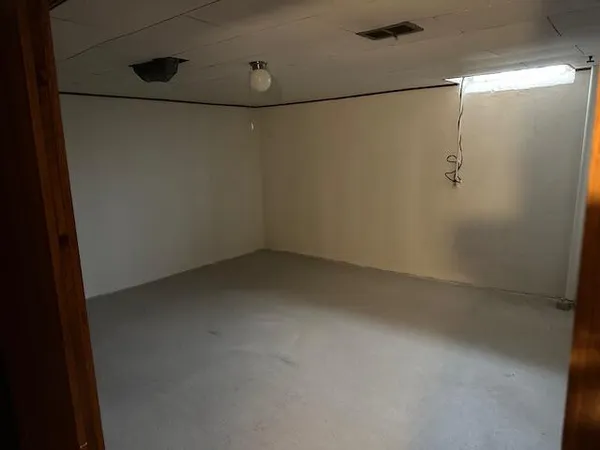 $2,100 | 18547 Hillcrest Street, Livonia, MI 48152