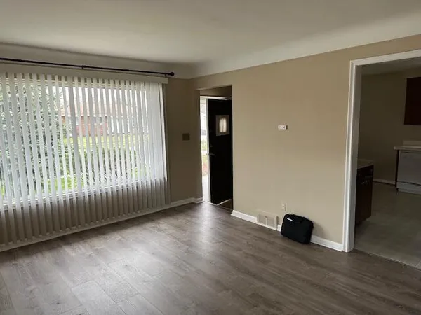 $2,100 | 18547 Hillcrest Street, Livonia, MI 48152