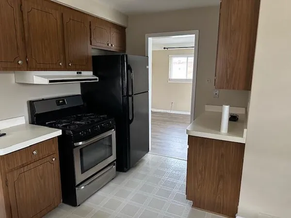 $2,100 | 18547 Hillcrest Street, Livonia, MI 48152