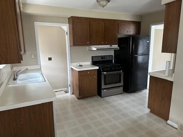 $2,100 | 18547 Hillcrest Street, Livonia, MI 48152