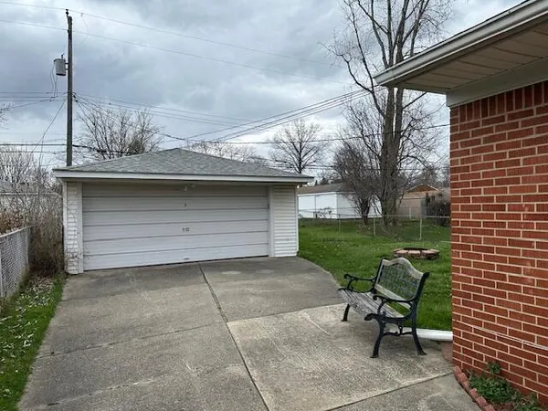 $2,100 | 18547 Hillcrest Street, Livonia, MI 48152