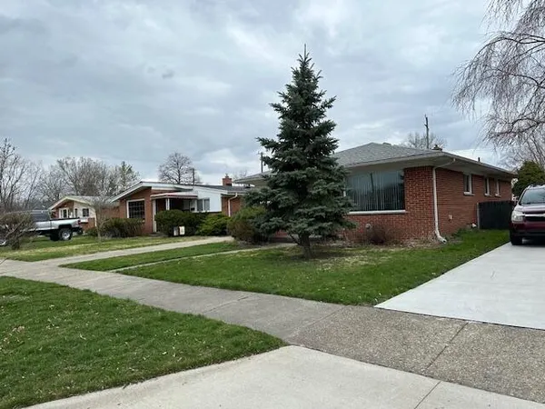 $2,100 | 18547 Hillcrest Street, Livonia, MI 48152