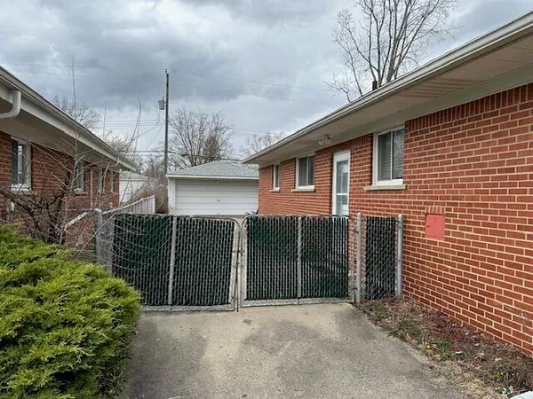 $2,100 | 18547 Hillcrest Street, Livonia, MI 48152