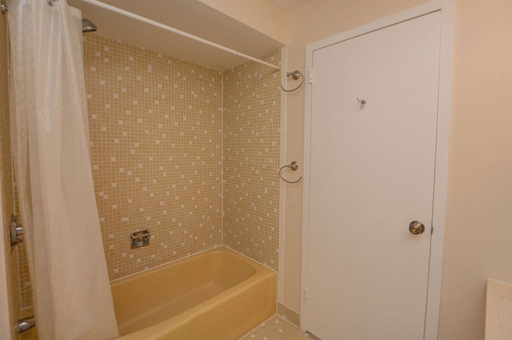 1002 Paradise Road, Unit PHH Swampscott, MA 01907 - Photo 20 of 36