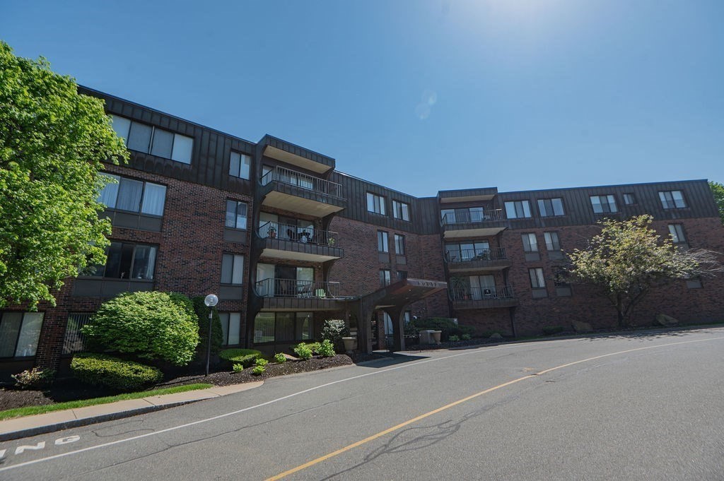 1002 Paradise Road, Unit PHH Swampscott, MA 01907 - Photo 2 of 36