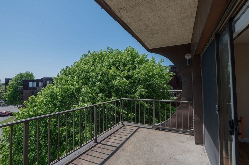 1002 Paradise Road, Unit PHH Swampscott, MA 01907 - Photo 26 of 36