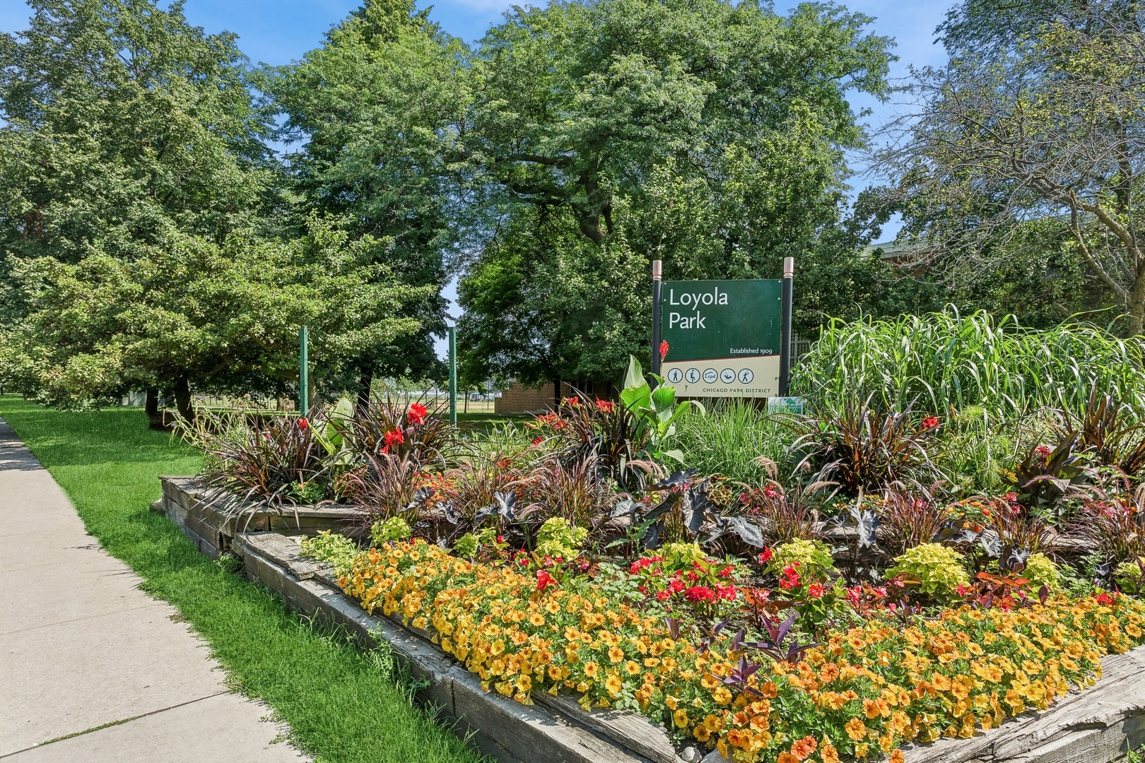 7025 North Sheridan Road, Unit 3N Chicago, IL 60626 - Photo 11 of 14 a view of a garden with flowers