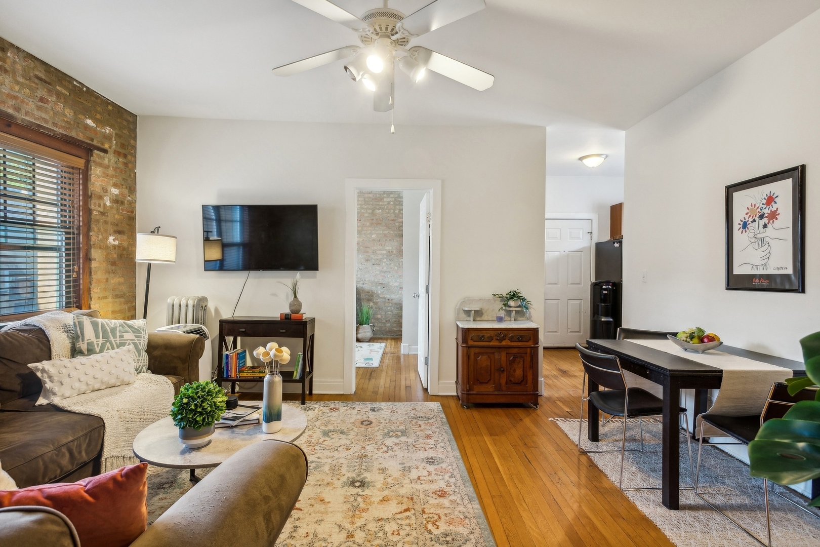 7025 North Sheridan Road, Unit 3N Chicago, IL 60626 - Photo 3 of 14 a living room with furniture fireplace and a flat screen tv