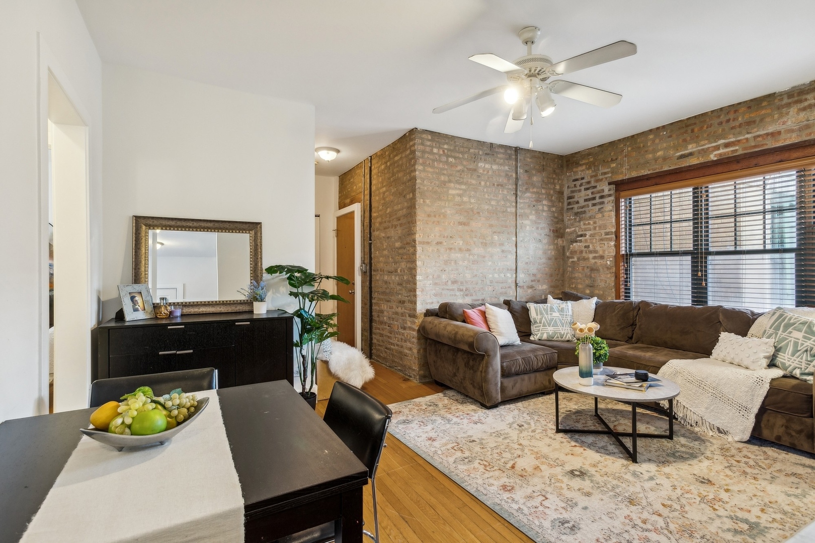 7025 North Sheridan Road, Unit 3N Chicago, IL 60626 - Photo 4 of 14 a living room with furniture and a large window