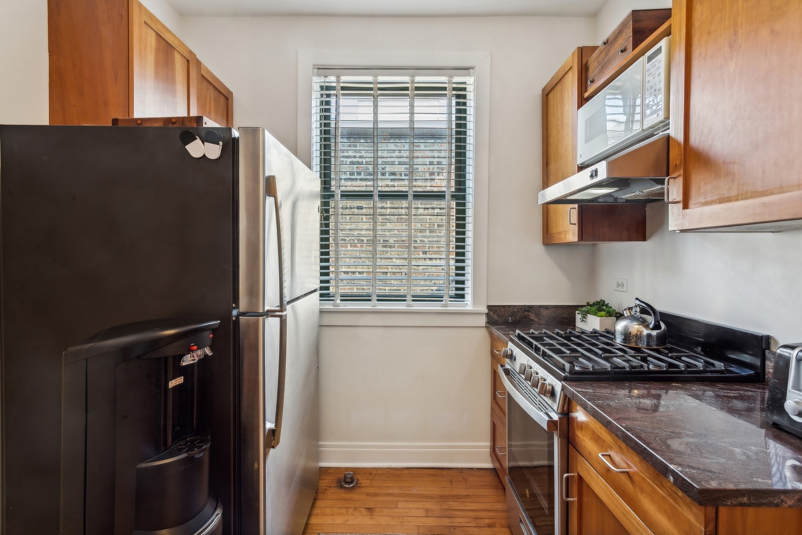 7025 North Sheridan Road, Unit 3N Chicago, IL 60626 - Photo 6 of 14 a kitchen with a stove and a refrigerator