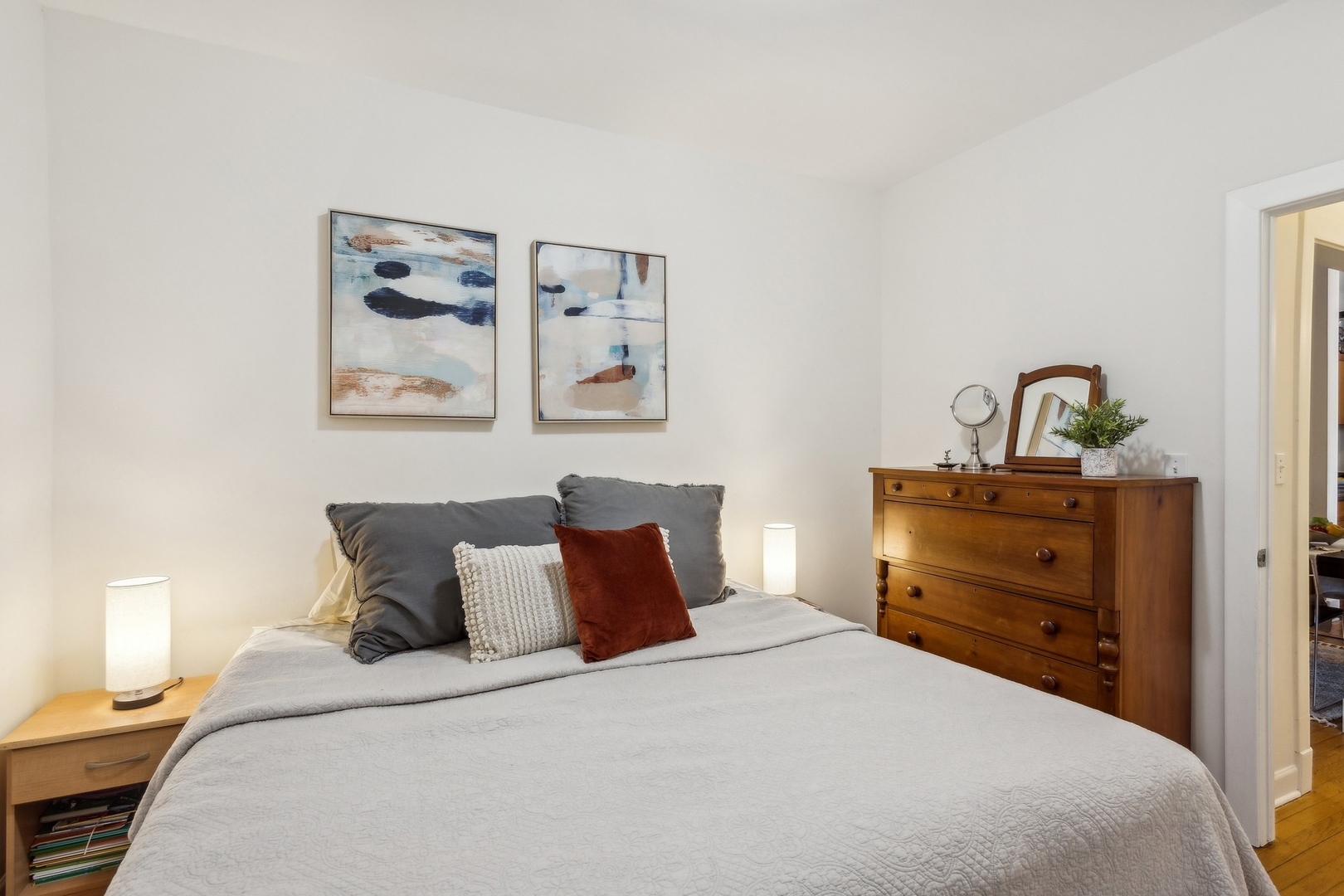 7025 North Sheridan Road, Unit 3N Chicago, IL 60626 - Photo 8 of 14 a bedroom with a bed and painting on the wall
