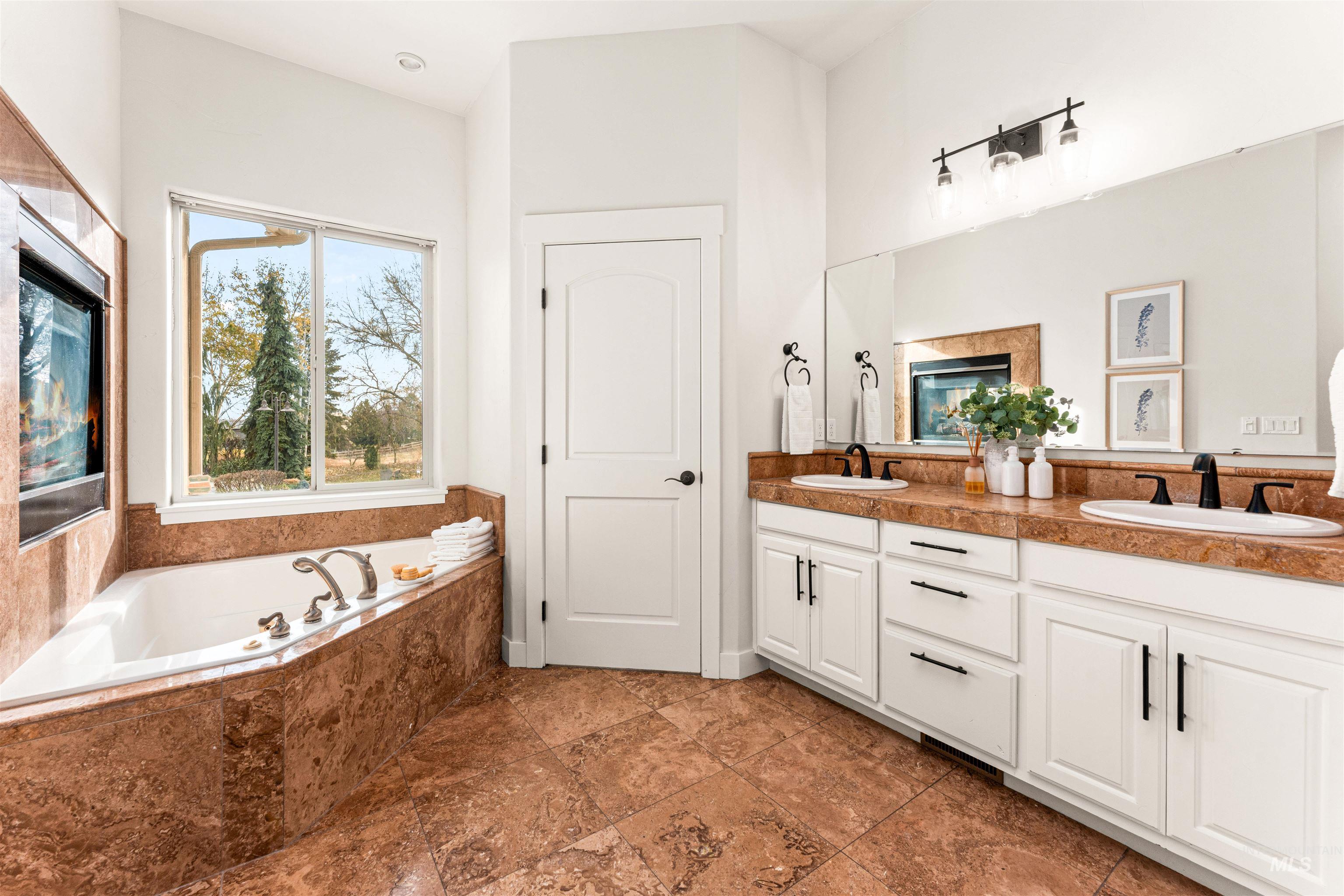 4262 South Rustler Lane Meridian, ID 83642 - Photo 20 of 50 Full bath featuring double vanity and a garden tub