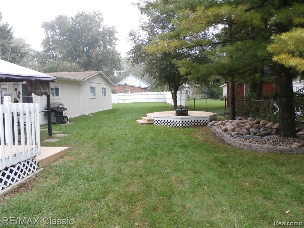 1176 Beta Road Walled Lake, MI 48390 - Photo 10 of 31 P9300472.JPG