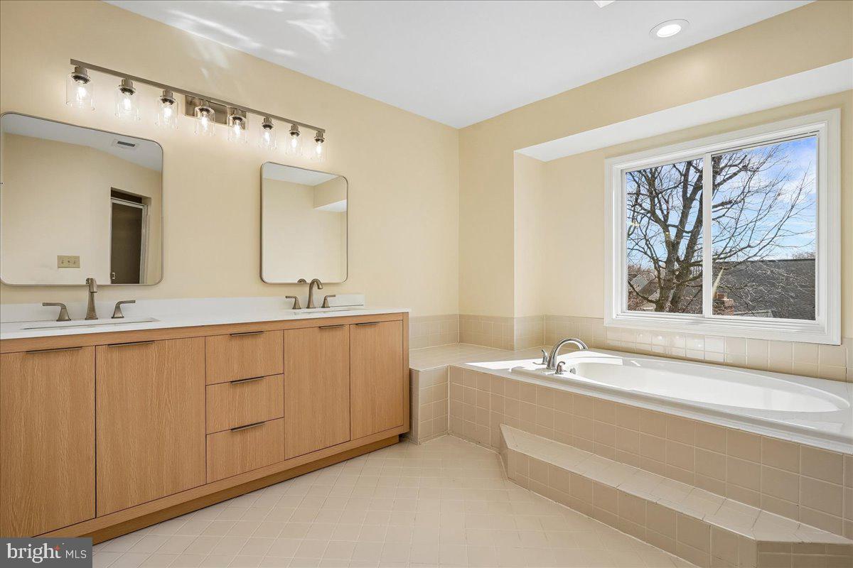 8501 Silverview Drive Lorton, VA 22079 - Photo 42 of 72 a bathroom with a tub a sink and mirror