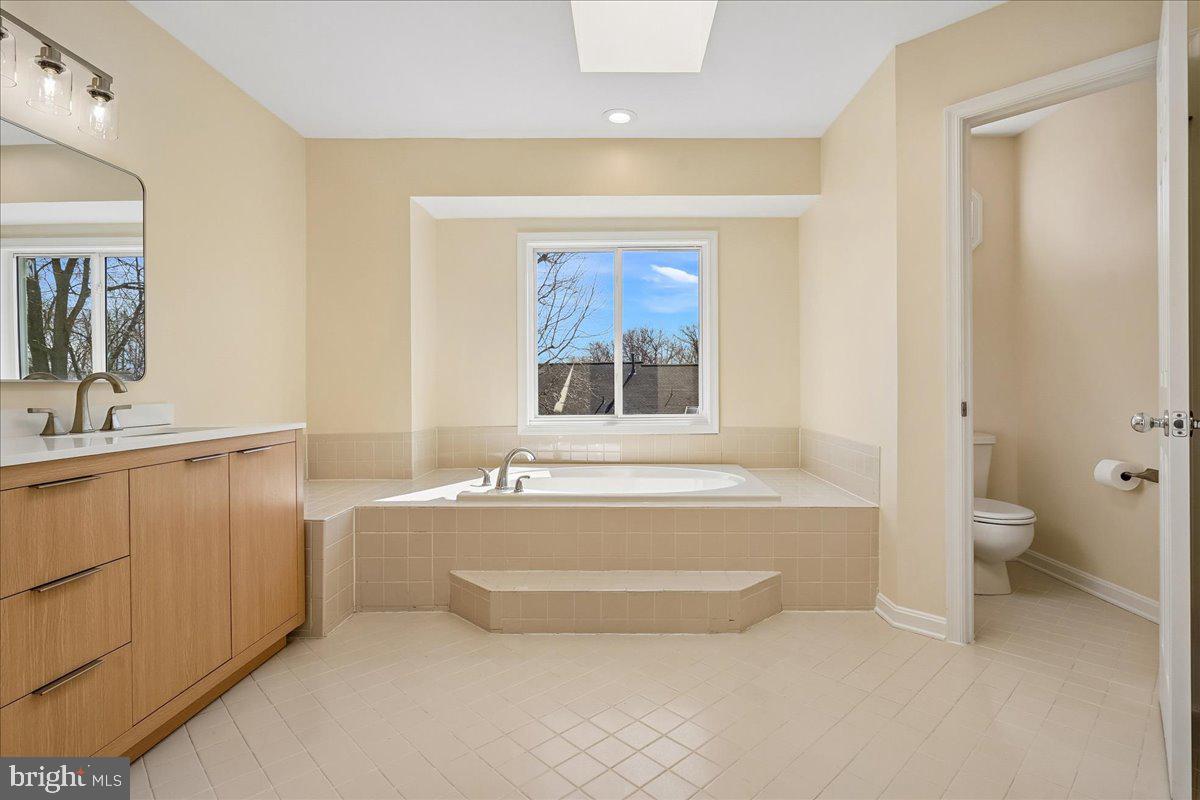 8501 Silverview Drive Lorton, VA 22079 - Photo 44 of 72 a spacious bathroom with a tub sink and mirror