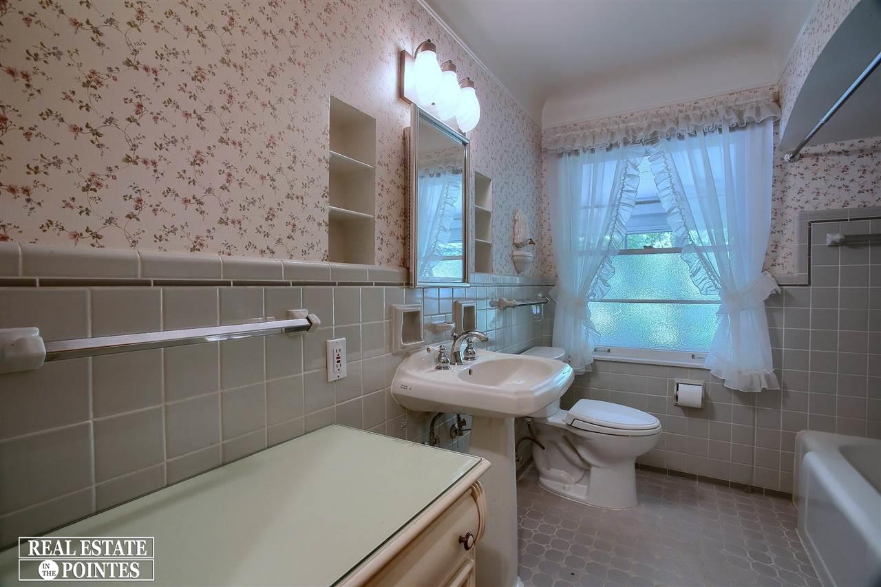 1680 Oxford Road Grosse Pointe Woods, MI 48236 - Photo 18 of 30