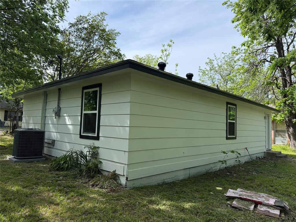 1114 Blackburn Street Commerce, TX 75428 - Photo 16 of 20 a backyard of a house with lots of green space
